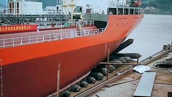 創新技術顯威力 鏟車助推8200噸散貨船“遠景發展”號氣囊上排下水圓滿成功